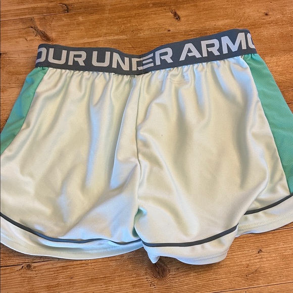 Under Armour Women's Mint Green Athletic  Shorts Size Small - Picture 3 of 3
